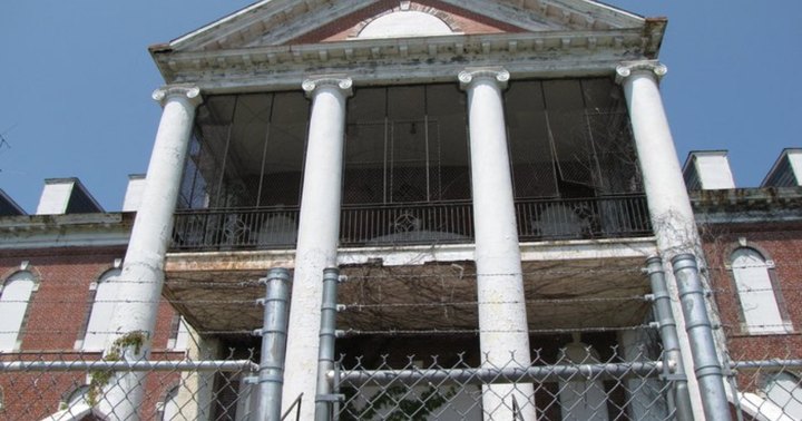 This Abandoned Virginia Hospital Is Thought To Be One Of The Most Haunted Places On Earth
