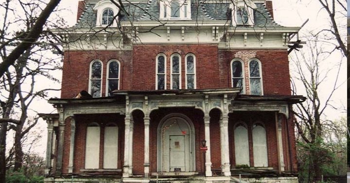The Story Behind Illinois' Most Haunted House Will Give You Nightmares