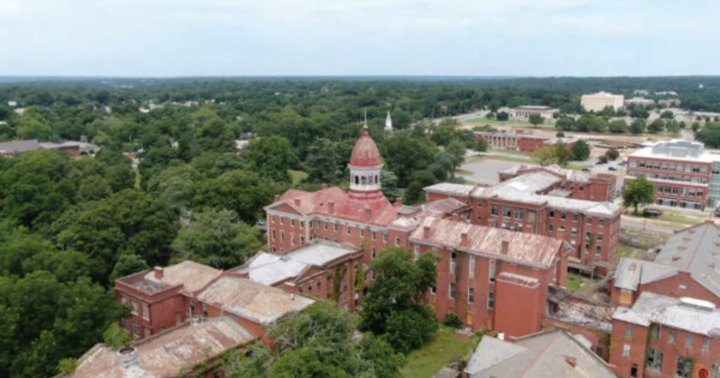 The Haunted Babcock Building Of The Former South Carolina State Hospital Has A Bone-Chilling History