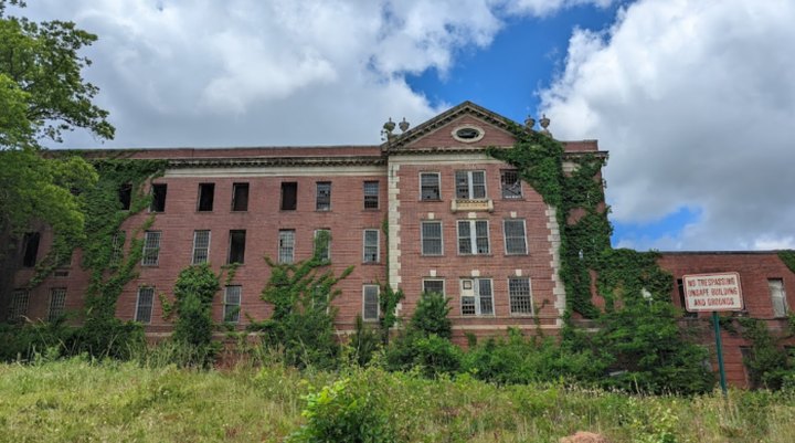 The Abandoned Central State Hospital In Georgia Is One Of The Eeriest Places In America