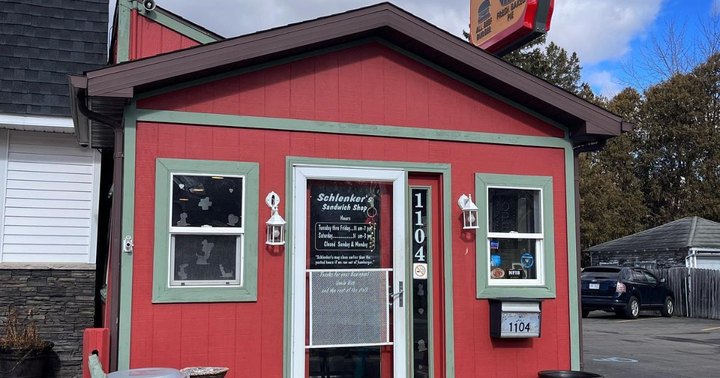 People Drive From All Over Michigan To Eat At This Tiny But Legendary Burger Joint