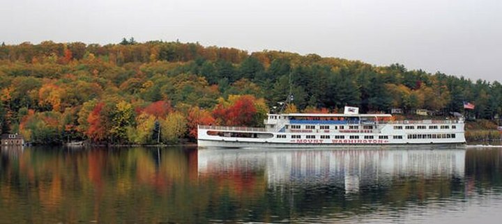 This New Hampshire Boat Ride Leads To The Most Stunning Fall Foliage You've Ever Seen