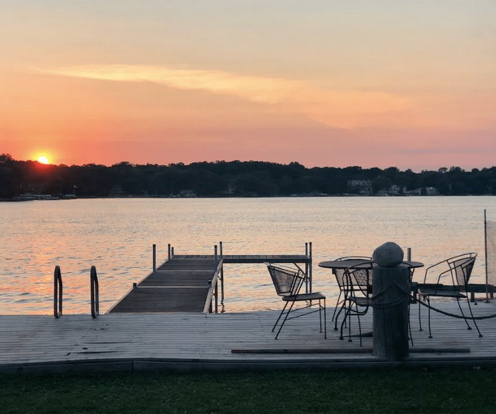 3 Waterfront Cottages To Stay In For A Picture Perfect Fox Lake Getaway In Illinois