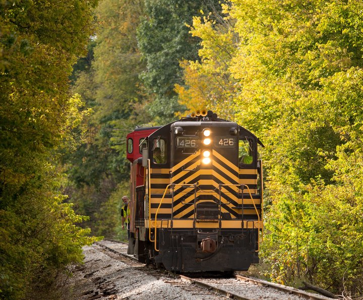 This Indiana Train Ride Leads To The Most Stunning Fall Foliage You've Ever Seen