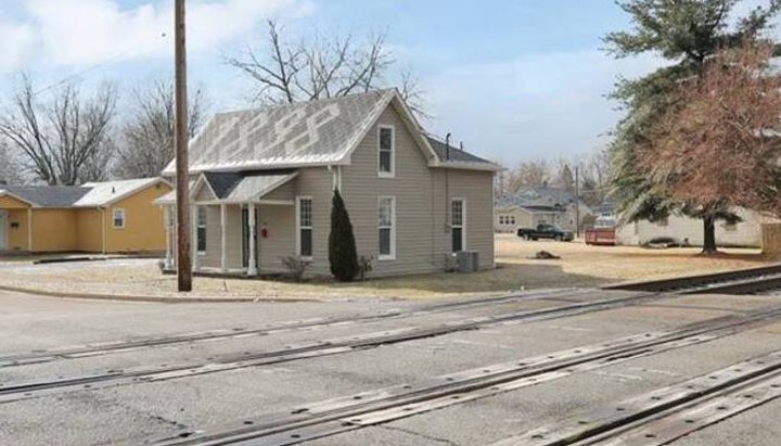 Sleep In An 1898 Rail Line Airbnb, Then Have Breakfast At The Sunrise Bakery In Indiana