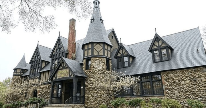 The Stunning Building In Barrington, Rhode Island That Looks Just Like Hogwarts