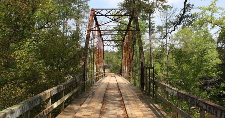 Crossing This Haunted Mississippi Bridge Will Give You Nightmares