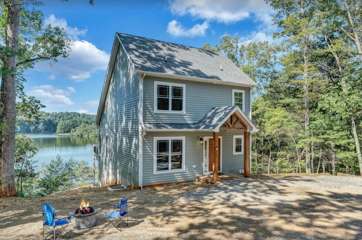This Lakefront VRBO In Virginia Is One Of The Coolest Places To Spend The Night