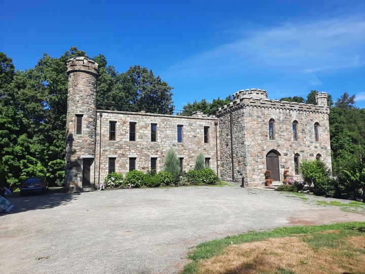 There's A Massachusetts Trail That Leads To A Lake And A Castle The Entire Family Will Love