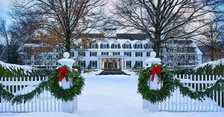 The Historic Woodstock Inn In Vermont Gets All Decked Out For Christmas Each Year