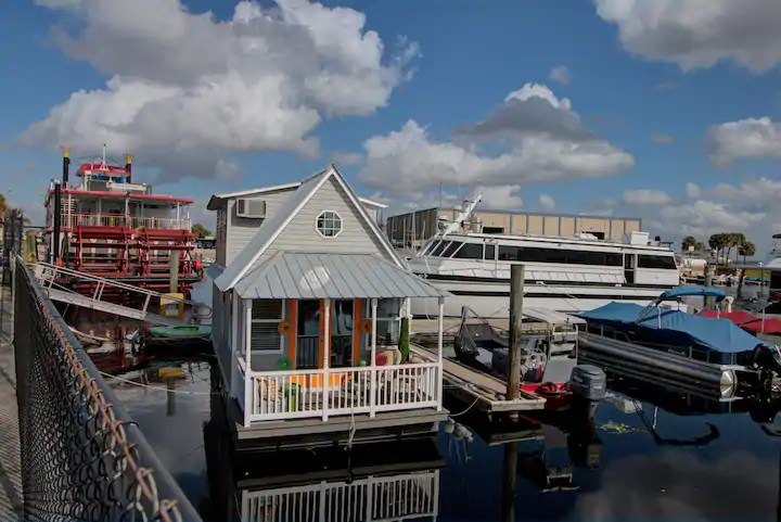 This Tiny Floating House In Florida Is An Unusual Overnight Getaway