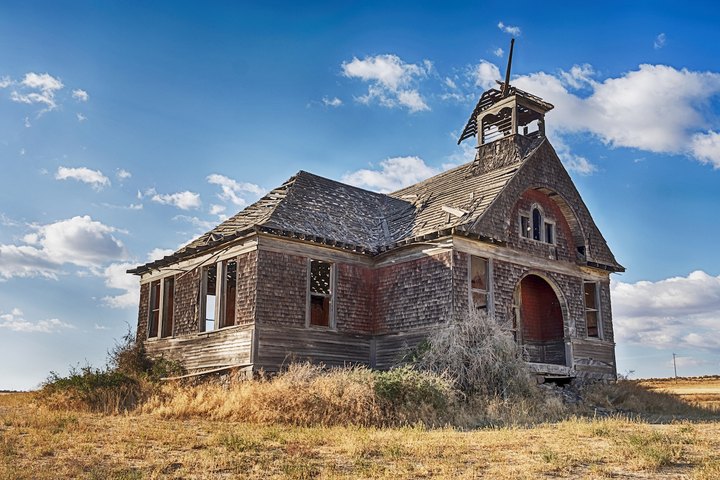 It Doesn't Get Much Creepier Than This Abandoned Schoolhouse Hidden In Washington