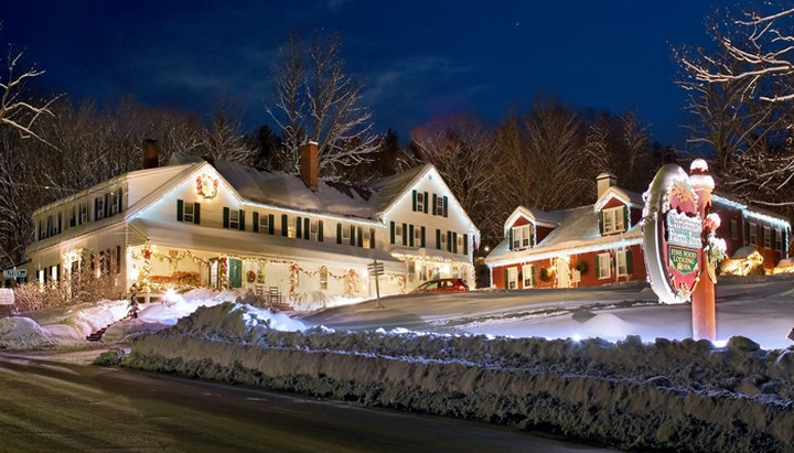 Ride A Christmas Train, Then Stay In A Christmas-Themed Hotel Room For A Holly Jolly New Hampshire Adventure
