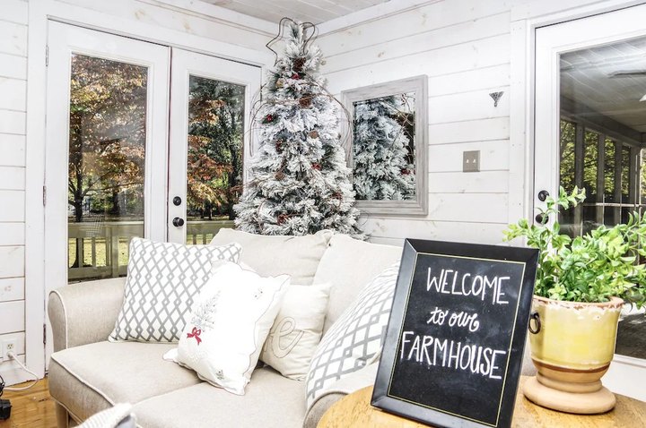 The Magnificent Farmhouse Rental In Georgia That Gets Decked Out For The Holidays
