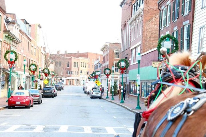 This Maine Christmas Town Is Straight Out Of A Norman Rockwell Painting