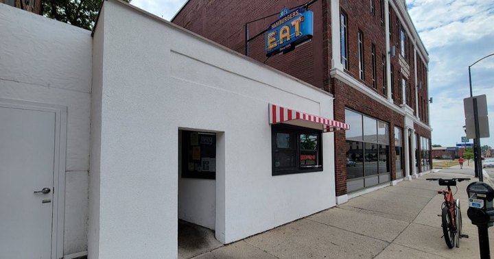 The Little Hole-In-The-Wall Restaurant That Serves The Best Hamburgers In Wisconsin