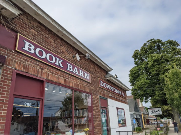 Spanning 3 Buildings With 500,000 Books, Connecticut's Largest Bookstore Is Hiding In This Tiny Town