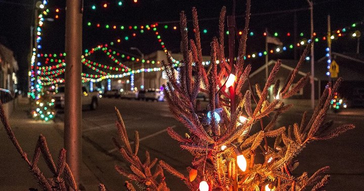 This Iowa Christmas Town Is Straight Out Of A Norman Rockwell Painting