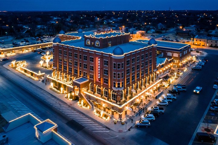 Ride A Carriage, Then Stay In A Christmas-Themed Hotel For A Holly Jolly Oklahoma Adventure