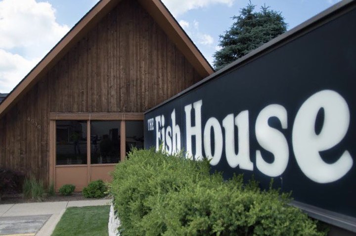 This Hidden Gem Seafood Spot In Illinois, The Fish House, Has Out-Of-This-World Food