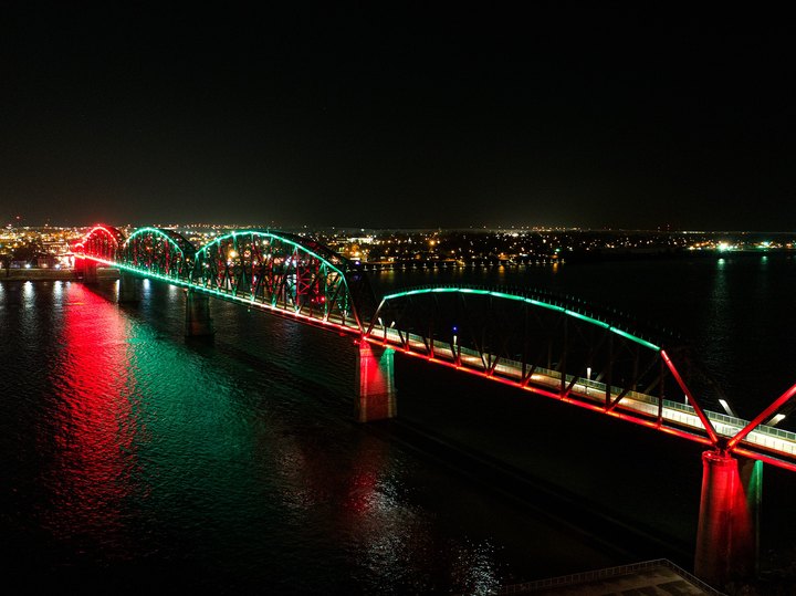 With 1,500 LED Lights, This Bridge Might Be The Best Light Display In Kentucky