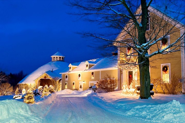 Go Dog Sledding, Then Stay In A Christmas-Themed Inn For A Holly Jolly Vermont Adventure
