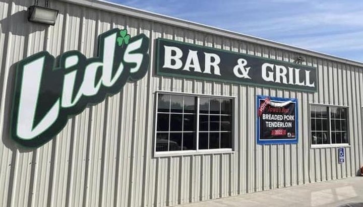 The Pork Tenderloin From Lid's Bar And Grill In Iowa Has A Cult Following, And There's A Reason Why