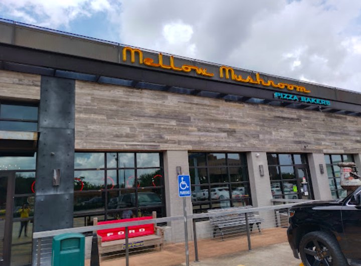 This '70s-Themed Restaurant In Louisiana Is Perfectly Groovy In All The Right Ways