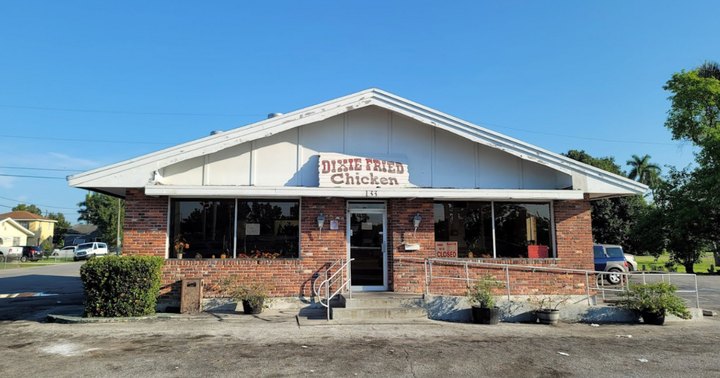 The Best Fried Chicken In Florida Is Served At This Iconic Hole-In-The-Wall Restaurant