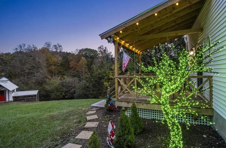 Stay In A Christmas-Themed Airbnb For A Holly Jolly Virginia Adventure