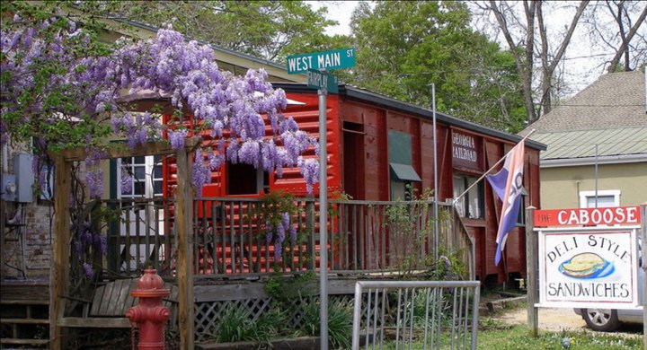 You Need To Visit Caboose, An Epic Small Town Train Restaurant In Georgia