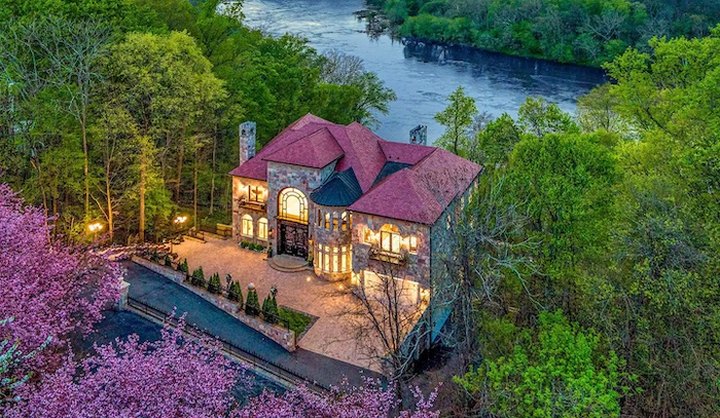 Spend The Night In Virginia's Most Majestic Castle For An Unforgettable Experience