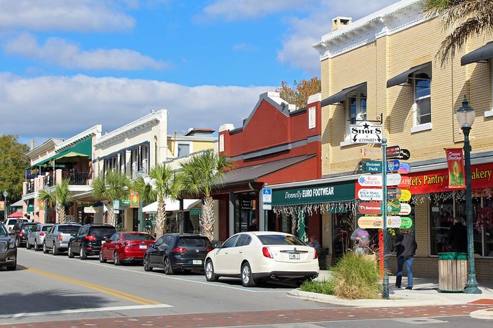 This Walkable Stretch Of Shops And Restaurants In Small-Town Florida Is The Perfect Day Trip Destination