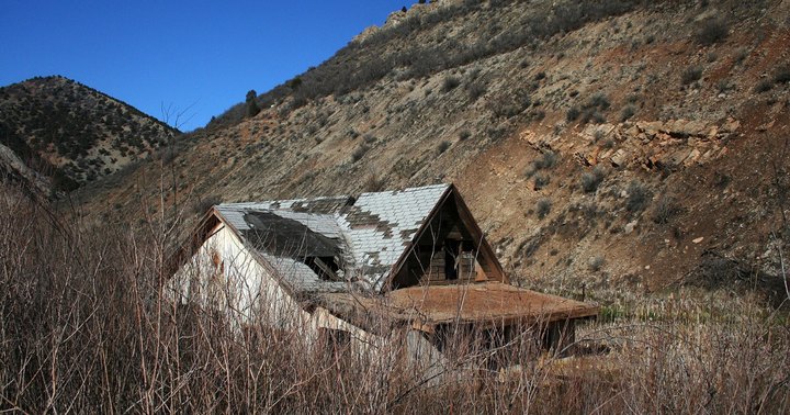 Step Inside The Creepy, Abandoned Town Of Thistle In Utah
