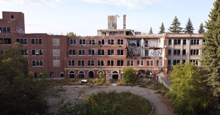 Everyone In North Dakota Should See What's Inside The Gates Of This Abandoned Sanatorium