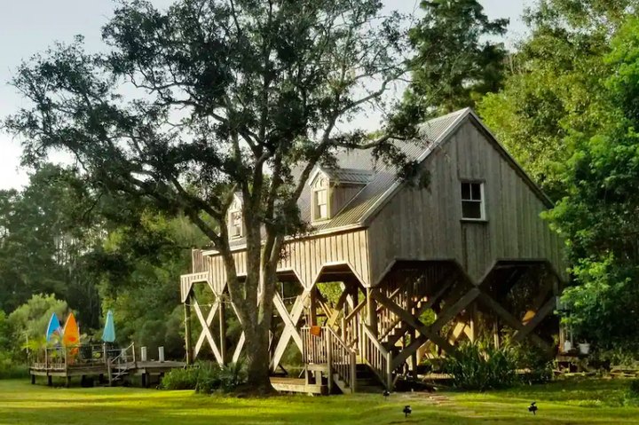 There’s A Secluded Waterfront Airbnb In Louisiana And It’s The Perfect Little Hideout