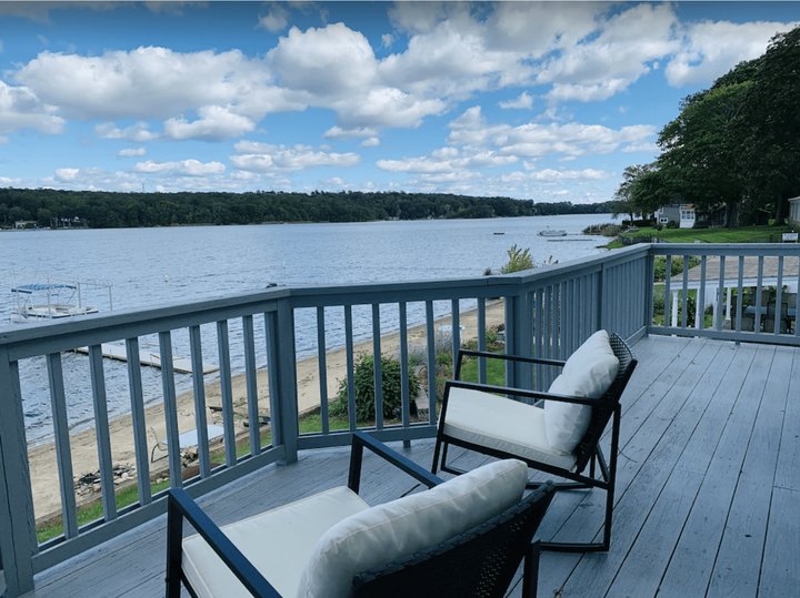 There's A Lake House Vrbo In Connecticut And It's Just Like Spending The Night In Paradise