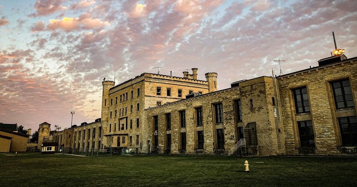 This Abandoned Illinois Prison Is Thought To Be One Of The Most Haunted Place On Earth