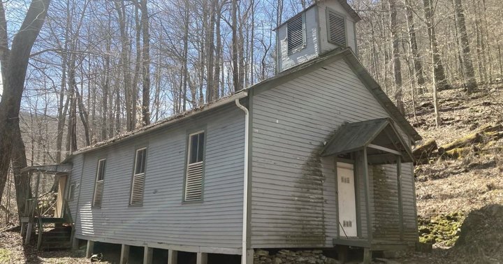 The Marvelous 1-Mile Trail In West Virginia Leads Adventurers To A Little-Known Abandoned Church