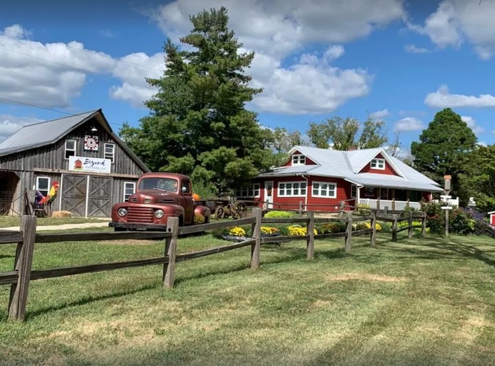 You Can Rent An Entire Farmhouse At A Petting Zoo In Loose Creek, Missouri For Around $161 Per Night