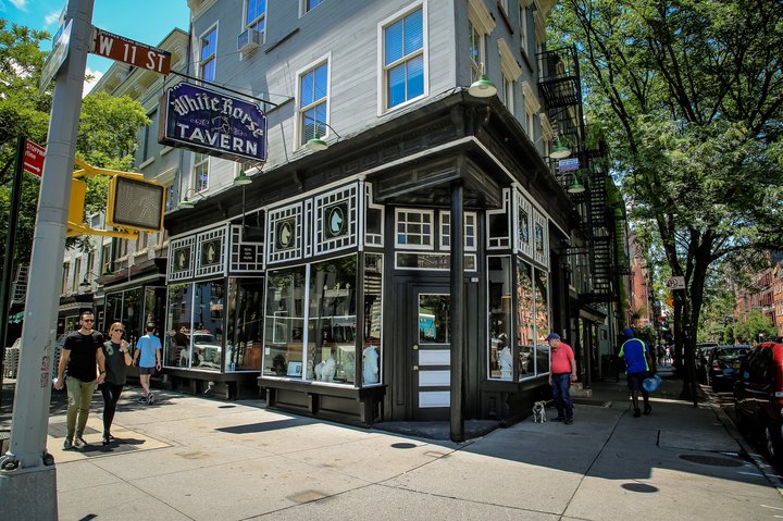 Dine At The Historic Spot In New York Where Dozens Of Celebrities Hung Out And Drank