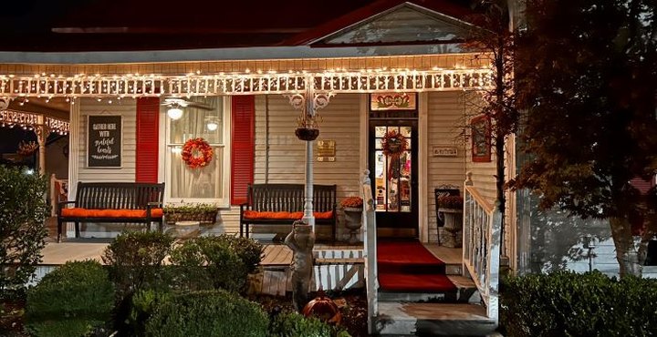 There's A Delicious Italian Restuarant Hiding Inside This Old Tennessee Home That's Begging For A Visit