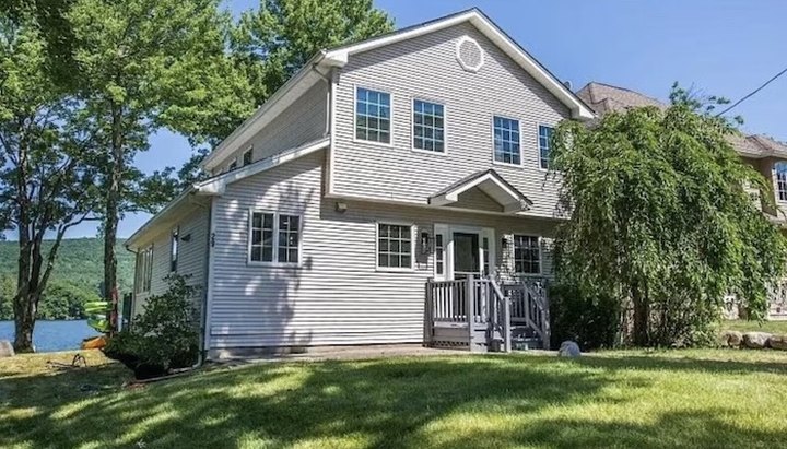 Get Away From It All At This House On The Lakeside In New Jersey