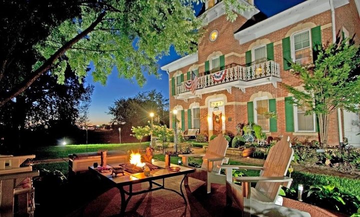 There's A Bed & Breakfast Hidden In An 1880 Countryside Mansion In Illinois That Feels Like Heaven