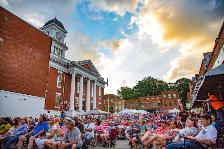 The Friendly Small Town In Tennessee That's Perfect For A Summer Day Trip