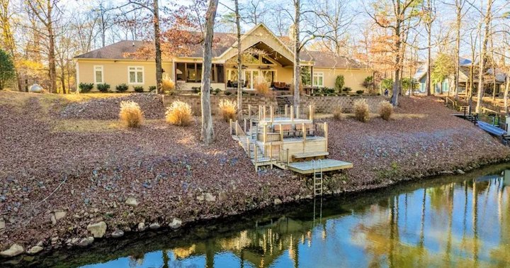 Sleep Along The Water’s Edge At This Wondrous Lakefront Cabin In Arkansas
