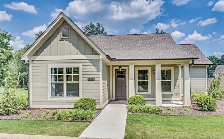 You'll Never Forget Your Stay At This Charming Vrbo In Alabama With Its Very Own Putting Green