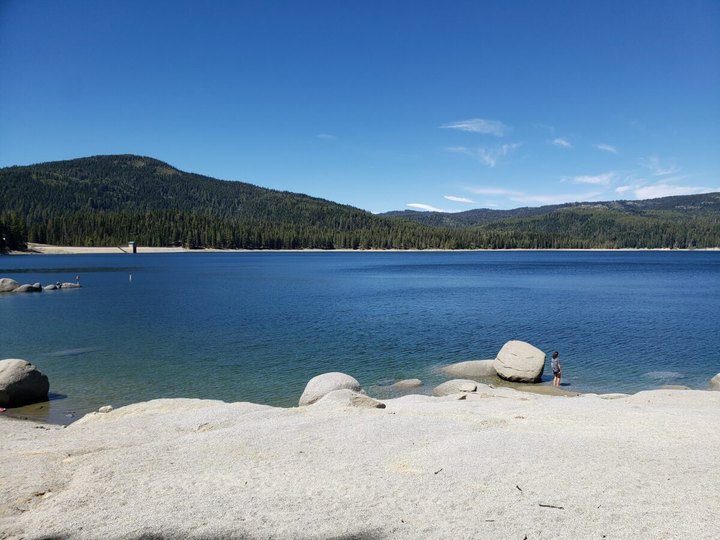 The Small Town Lake In Northern California That's An Idyllic Summer Day Trip