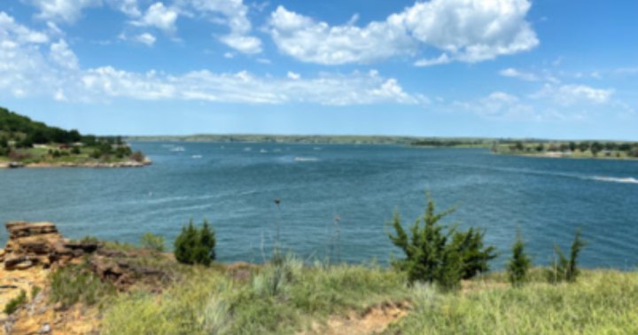 The Clearest Lake In Kansas, Wilson Lake, Is Almost Too Beautiful To Be Real