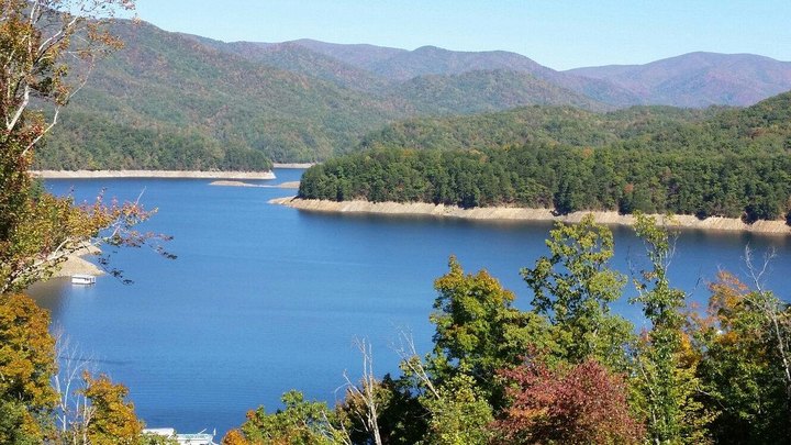The Clearest Lake In North Carolina, Fontana Lake, Is Almost Too Beautiful To Be Real